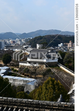 一座傳承傳統的城堡：姬路市的瓦片屋頂和街道的幾何圖案 136688916