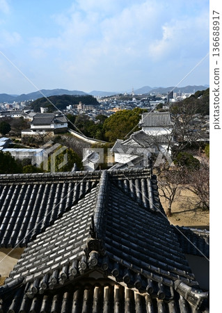 A castle where tradition lives on: The geometry of tiled roofs and the streets of Himeji 136688917
