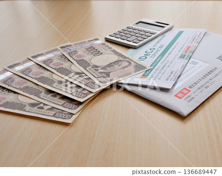 iDeCo通知和10000日元紙幣 iDeCo通知和10000日元紙幣 136689447