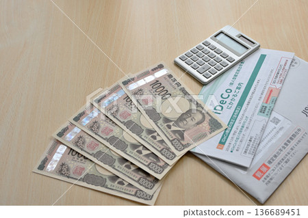iDeCo notification and 10,000 yen bill 136689451