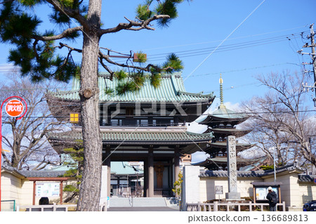 Nittaiji Temple: The mountain gate and five-story pagoda seen from the entrance to the approach Nittaiji Temple: The mountain gate and five-story pagoda seen from the entrance to the approach 136689813