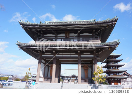 覺王山日泰寺：山門和五重塔 1 136689818