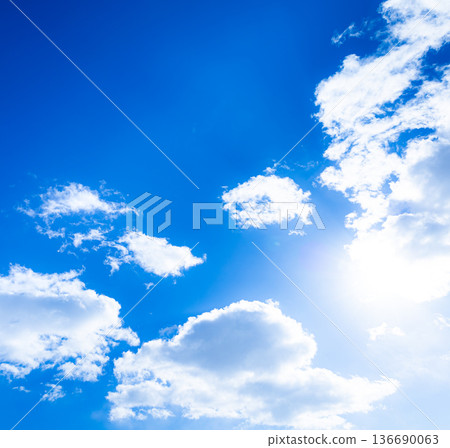 一片簡單的風景:湛藍的天空、朵朵白雲和明媚的陽光。 一片簡單的風景:湛藍的天空、朵朵白雲和明媚的陽光。 136690063