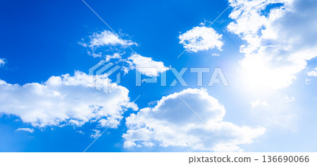 一片簡單的風景:湛藍的天空、朵朵白雲和明媚的陽光。 一片簡單的風景:湛藍的天空、朵朵白雲和明媚的陽光。 136690066