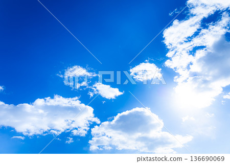 一片簡單的風景：湛藍的天空、朵朵白雲和明媚的陽光。 136690069