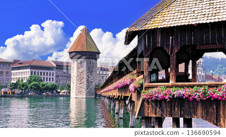 鮮花簇擁的卡佩爾橋和盧塞恩的城市景觀 鮮花簇擁的卡佩爾橋和盧塞恩的城市景觀 136690594