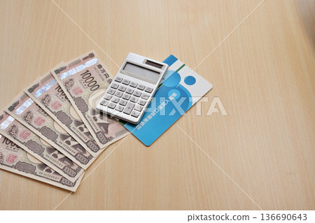 政府公債存摺和10000日圓紙幣 136690643