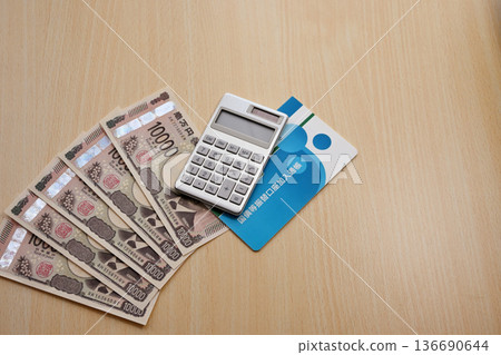 政府公債存摺和10000日圓紙幣 政府公債存摺和10000日圓紙幣 136690644