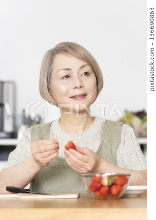 Cut strawberries in the dining kitchen and make a yogurt dessert. Cut strawberries in the dining kitchen and make a yogurt dessert. 136690863