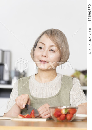 在餐廳廚房切草莓，做一份優格甜點。 136690870