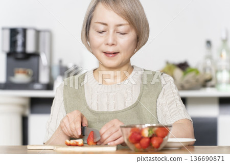 在餐廳廚房切草莓，做一份優格甜點。 136690871