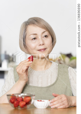 在餐廳廚房切草莓，做一份優格甜點。 136690890