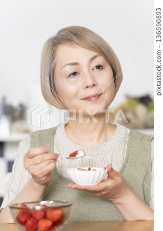 Cut strawberries in the dining kitchen and make a yogurt dessert. Cut strawberries in the dining kitchen and make a yogurt dessert. 136690893