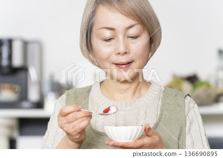 在餐廳廚房切草莓,做一份優格甜點。 在餐廳廚房切草莓,做一份優格甜點。 136690895