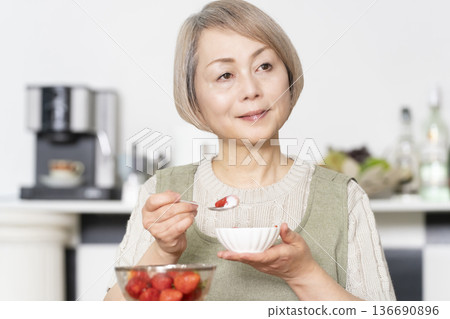 在餐廳廚房切草莓,做一份優格甜點。 在餐廳廚房切草莓,做一份優格甜點。 136690896