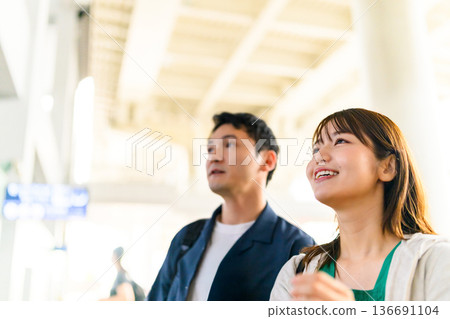 The two of them were filled with anticipation at the airport. ■Photography cooperation: Kansai International Airport (KIX) 136691104