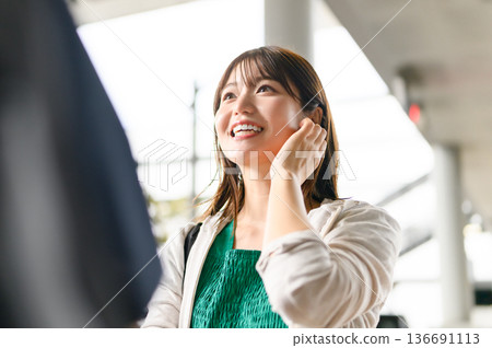 微笑的女性旅客 ■攝影合作：關西國際機場（KIX） 136691113