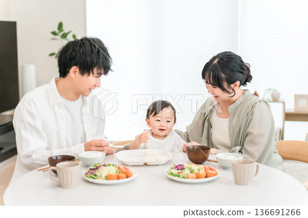 父母在餐桌上給嬰兒餵輔食（育兒） 136691266