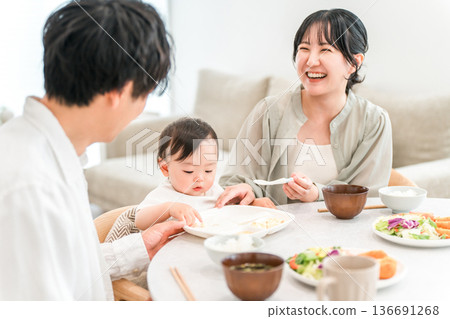 父母在餐桌上給嬰兒餵輔食(育兒) 父母在餐桌上給嬰兒餵輔食(育兒) 136691268