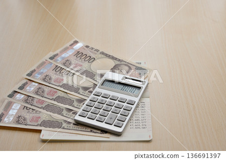 存摺和10000日元紙幣 存摺和10000日元紙幣 136691397