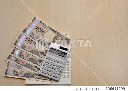 存摺和10000日元紙幣 136691399