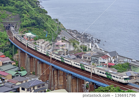 東海道本線 早川～根府川 JR東日本185系列A8列車（大宮） 舞子號 136691796
