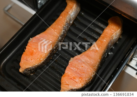 烤好的肥美鹹鮭魚 烤好的肥美鹹鮭魚 136691834