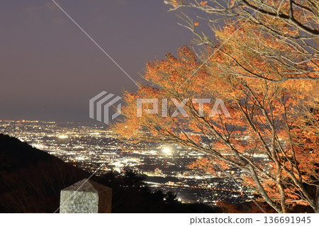 秋季紅葉時分,從神奈川縣伊勢原市大山阿振神社附近眺望關東平原的傍晚景色 秋季紅葉時分,從神奈川縣伊勢原市大山阿振神社附近眺望關東平原的傍晚景色 136691945