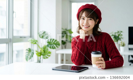 休息中的女商人一邊喝咖啡一邊查看平板電腦 136692004