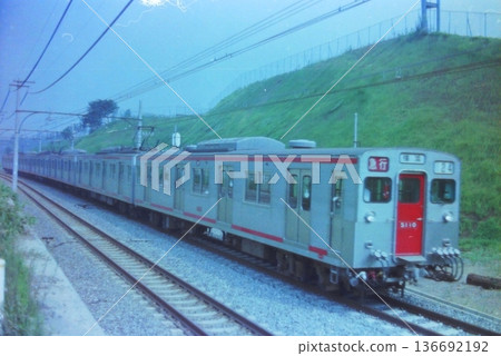 1973年8月13日，相鐵5100系、5110系及其他特快列車駛近雙軌海老名線。 136692192