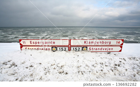 Coast north from Rungsted Kyst in Danmark 136692282