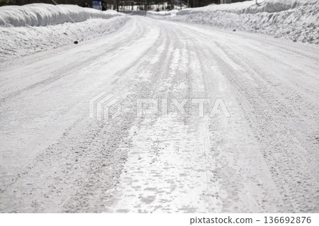 北海道的冬季小徑 136692876