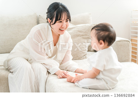 母親在家裡的客廳和嬰兒玩耍(單親母親,單親家庭) 母親在家裡的客廳和嬰兒玩耍(單親母親,單親家庭) 136692884