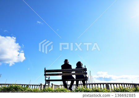 一對老年夫婦坐在熱海天空觀景台的長椅上 一對老年夫婦坐在熱海天空觀景台的長椅上 136692885