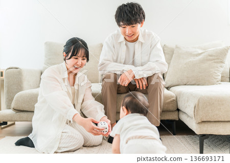 A family of child-rearing generation playing with their child and baby in the living room of their home (childcare, parenting, skinship) 136693171