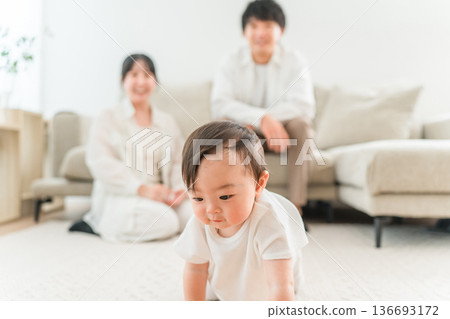 A family of child-rearing generation playing with their child and baby in the living room of their home (childcare, parenting, skinship) 136693172