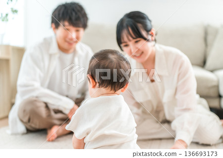 育兒世代的家庭在自家客廳與孩子和嬰兒玩耍(育兒、育兒、肌膚接觸) 育兒世代的家庭在自家客廳與孩子和嬰兒玩耍(育兒、育兒、肌膚接觸) 136693173