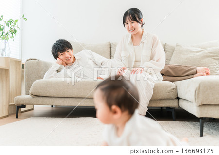 育兒世代的家庭在自家客廳與孩子和嬰兒玩耍(育兒、育兒、肌膚接觸) 育兒世代的家庭在自家客廳與孩子和嬰兒玩耍(育兒、育兒、肌膚接觸) 136693175