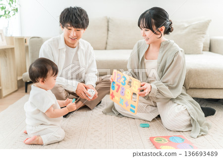 育兒世代的家庭在自家客廳與孩子和嬰兒玩耍(育兒、育兒、肌膚接觸) 育兒世代的家庭在自家客廳與孩子和嬰兒玩耍(育兒、育兒、肌膚接觸) 136693489