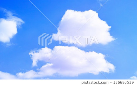 藍色的天空和雲圖像 136693539