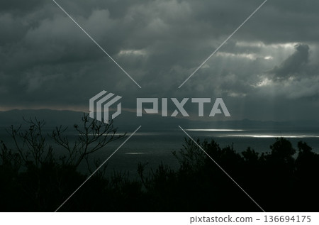 透過雲層的縫隙閃耀 136694175