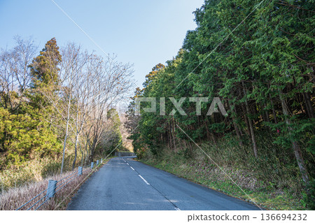 翻越山口的道路,奈良縣飛鳥村 翻越山口的道路,奈良縣飛鳥村 136694232
