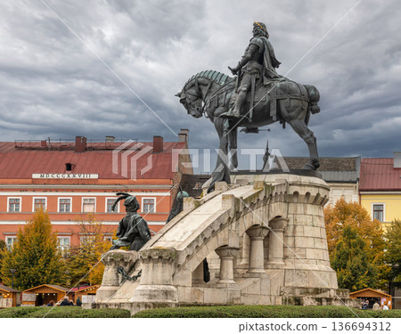 Matthias Corvinus Statue and Union Square Architecture in Cluj-Napoca Matthias Corvinus Statue and Union Square Architecture in Cluj-Napoca 136694312
