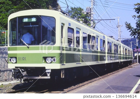 江之島電鐵，1101-1151 + 1001-1051，七里濱 - 稻村崎，1982年8月4日 136694614