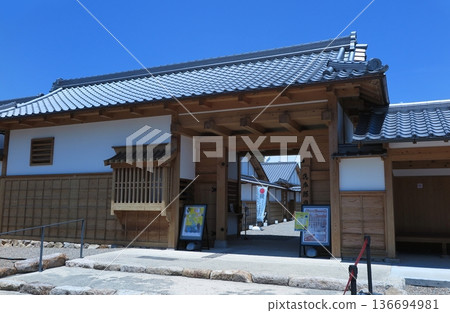 Hyogo Prefectural Hyogo Tsu Museum's "First Prefectural Office Building (Reconstruction)": "Nagayamon Gate" which serves as the main entrance 136694981