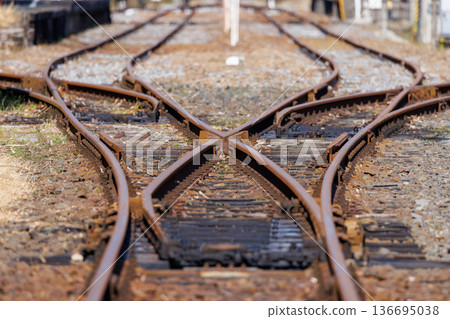 夷隅鐵道大瀧站鏽跡斑斑的鐵軌和道岔 136695038