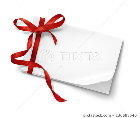 一張繫著紅色絲帶的留言卡 136695540