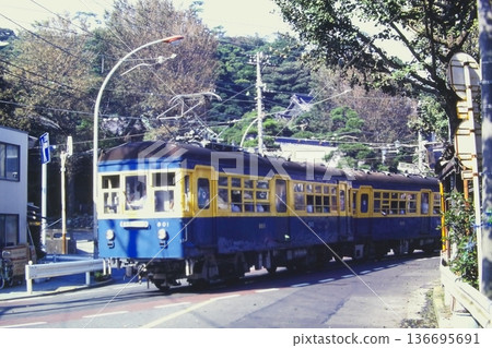 Enoshima Electric Railway 800 series, 801-802, livery for filming, Enoshima-Kosuge, August 4, 1982 136695691