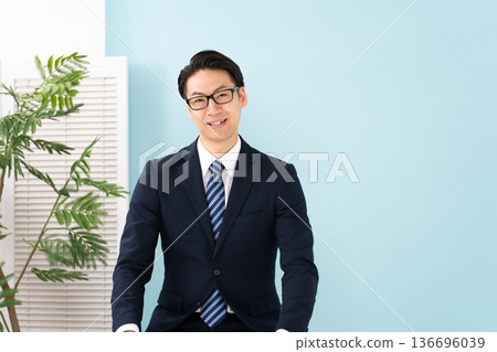 A man who is hot 136696039
