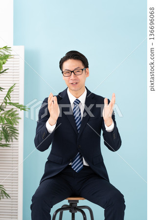 A man who is hot 136696068